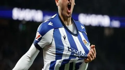 徐彬荣登狼队史册：成为第四位闪耀登场的中国足球巨星！前三位仅限于梯队历练